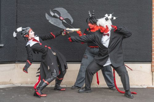 Karaktarerna-ar-Millie-@hlncos-Moxxie-@leviincosplay-och-Blitzo-@augustjakobsson2-fran-Helluva-Bos