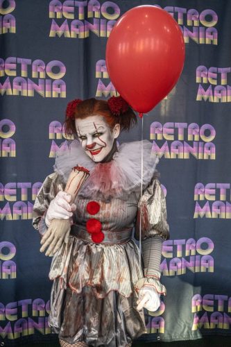 Pennywise  En skräckinjagande snygg Pennywise som verkligen drog blickarna till sig!   Cosplayer: @steel.cosplay