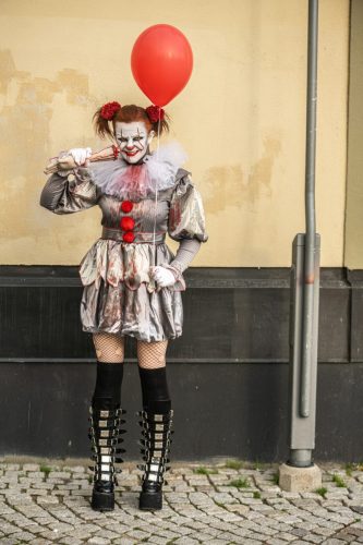 Pennywise  En skräckinjagande snygg Pennywise som verkligen drog blickarna till sig!   Cosplayer: @steel.cosplay