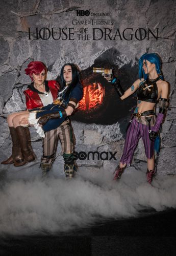 Comic-con-Stockholm-Cosplayers-league-of-legends-Arcane-serien- daemidemon-Jinx- artist.ery-Vi- sanhaswag-Caitlyn 1
